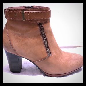 Clark’s Kalea Gillian Ankle Boots, size 5